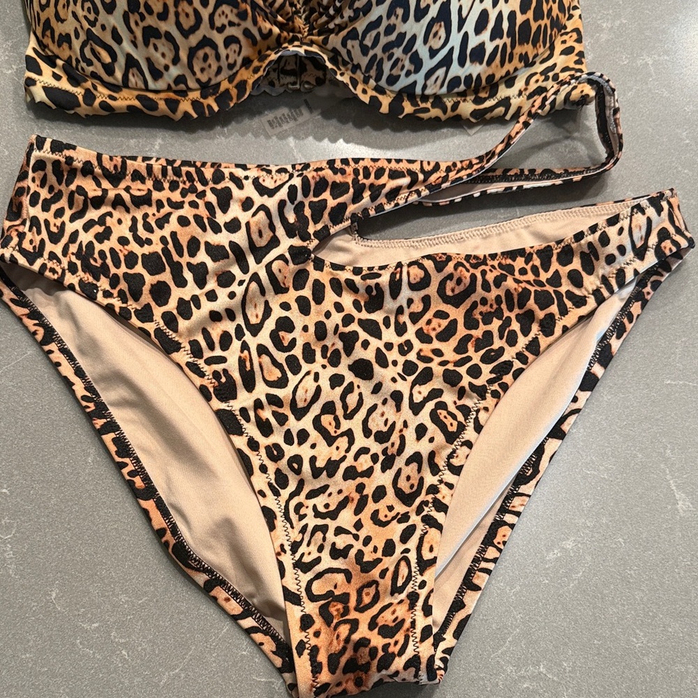 Victoria's Secret Leopard Print Bikini Set 38D and L bottoms - Picture 2 of 6